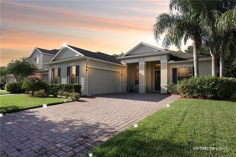 It really has a 3 car garage! See next Photo.