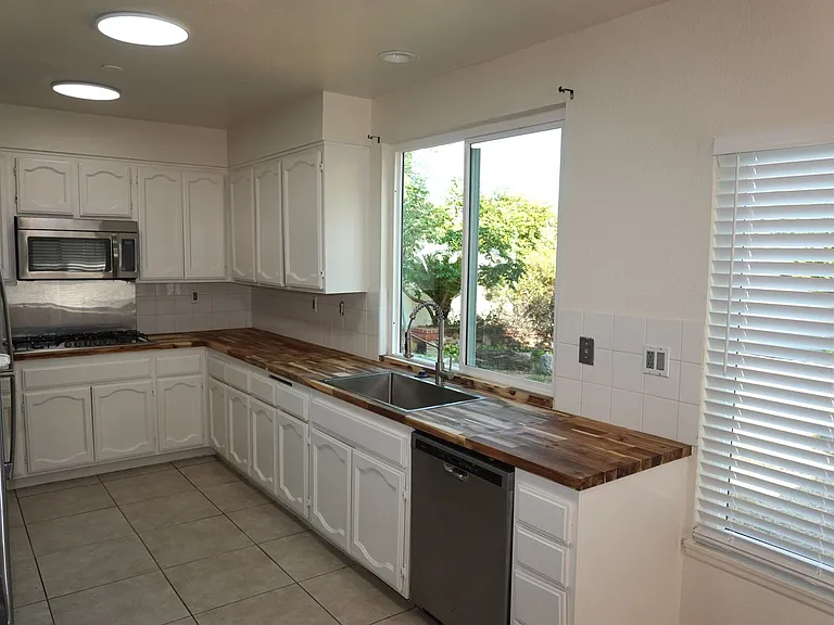 10386 Meadow Creek Dr — Photo 15