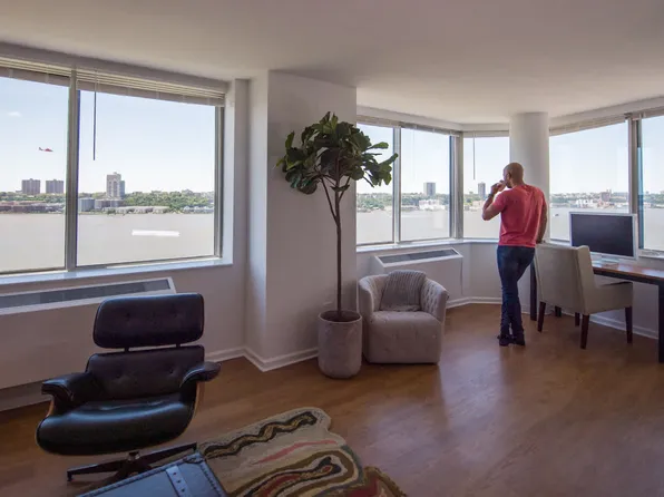 180 Riverside Boulevard image 17 of 71