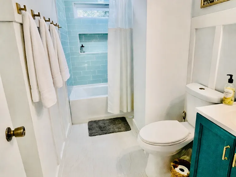 209 E Knox St — Photo 7