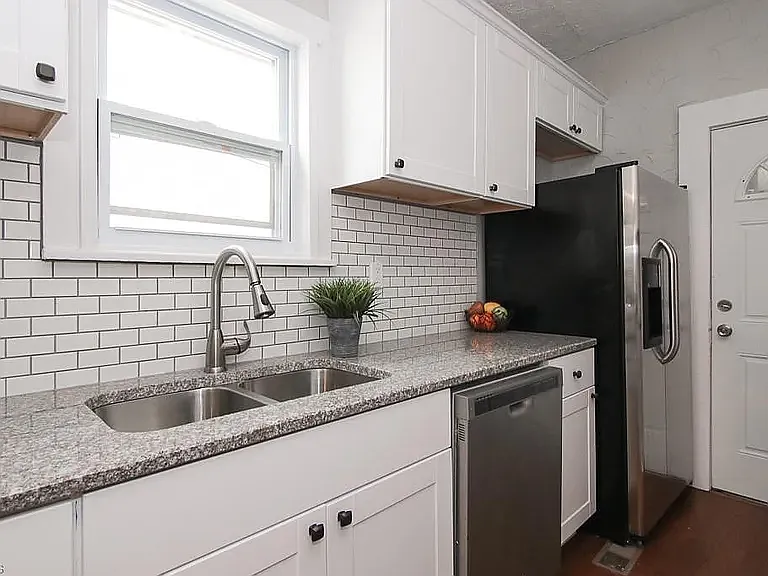 1431 Rosewood Ave — Photo 2