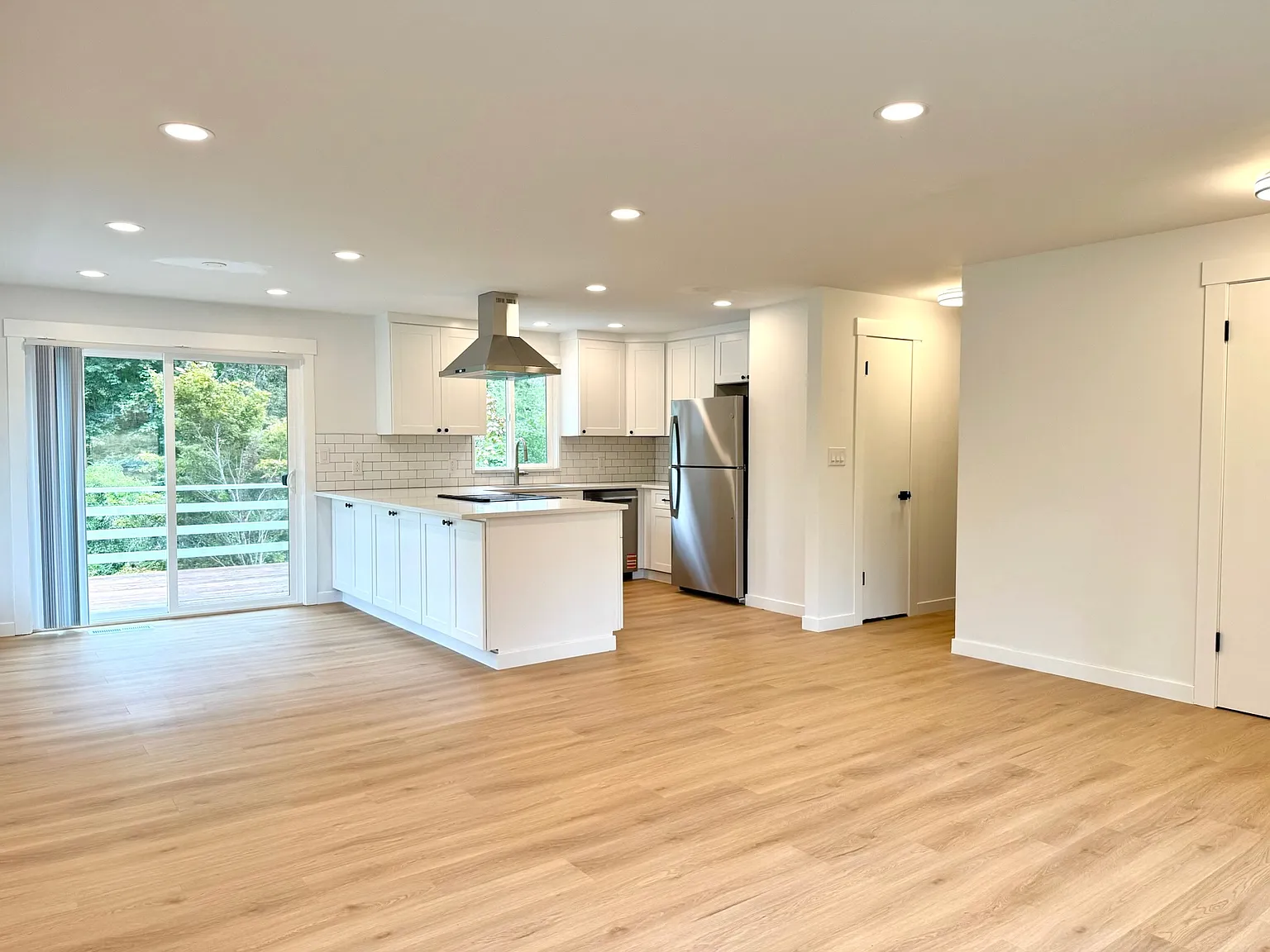 4 bed, 2.5 bath, 2060 sqft, $3,950 — Photo 3