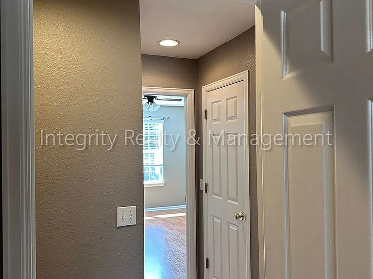 1041 Laurenwood Ln — Photo 41