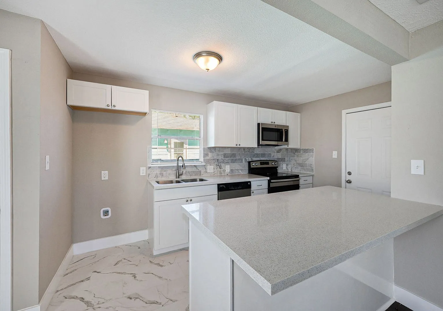 Richmond TX - Newly updated 2 bedroom, 1 bath "A-Frame" type house — Photo 4