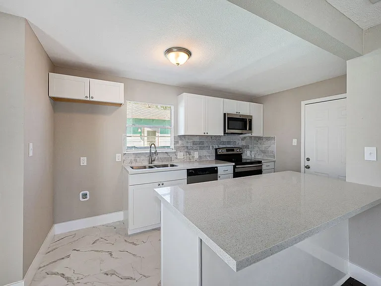 517 Center St — Photo 4