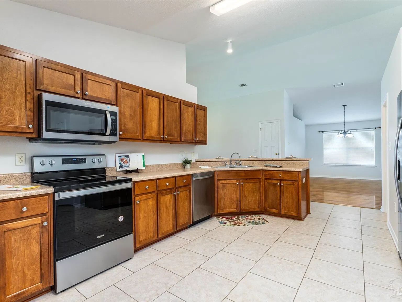 4 bed, 1833 sqft, $3,400 — Photo 3