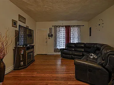5 bed, 1700 sqft, $2,000 — Photo 2