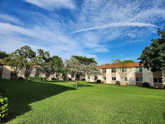 5th image of 1950 N Andrews Avenue #105D