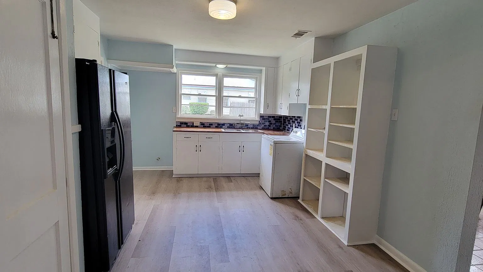 Gorgeous 4 bedroom/1 bath with beautiful kitchen! — Photo 2