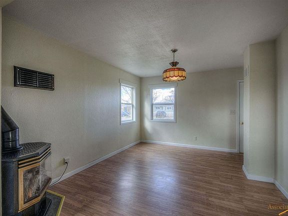 4th image of 305 E Denver St