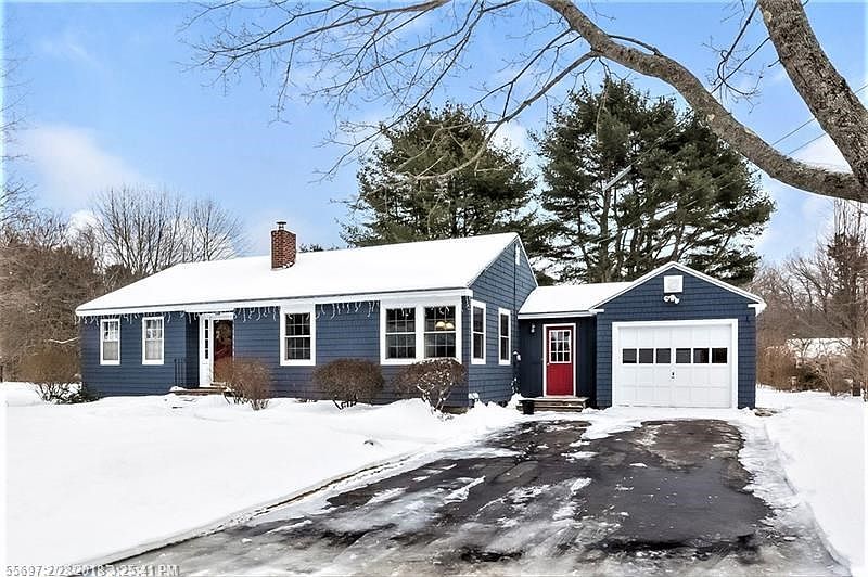 This delightful 4 bedroom, 1 bath home off Sea Road, just over a mile to the beach, a short walk to the Bridal Path and the Mous