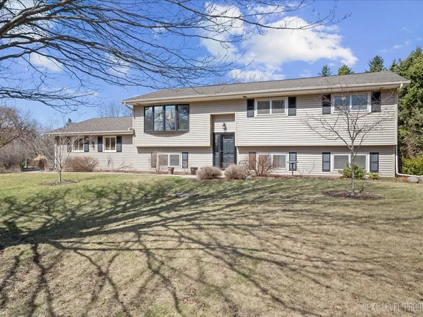 38W648 Foxwood Ln, St Charles, IL 60175