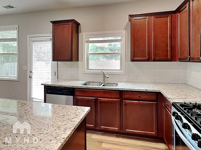 541 Lanier Ct — Photo 8