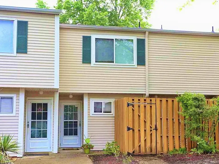 220 Elizabeth St #D4 — Photo 1