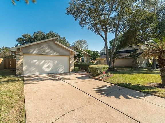 4th image of 526 Magnolia Bnd