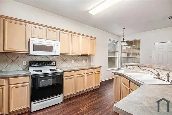 301 Londonderry Ln — Photo 8