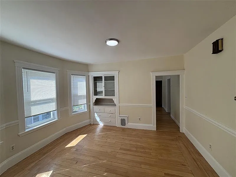 3 bed, 999 sqft, $3,750 — Photo 3