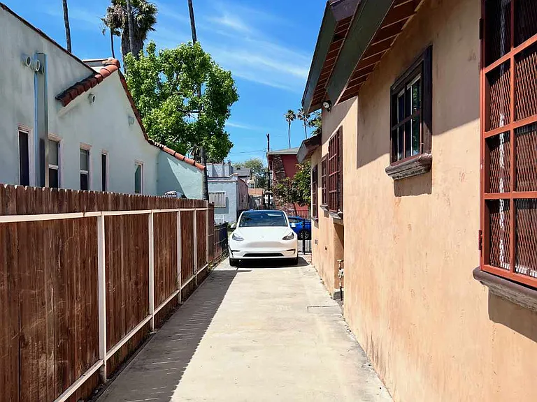 Tandem (inline) parking spaces available for up to 3 vehicles.