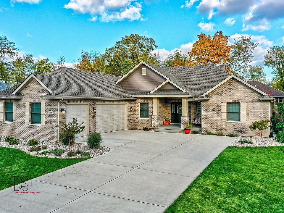 1st image of 1055 Oakwood Dr