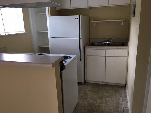 2nd image of 504 Elmwood Pl APT 106