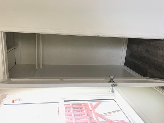 5th image of 4060 Menlo Ave