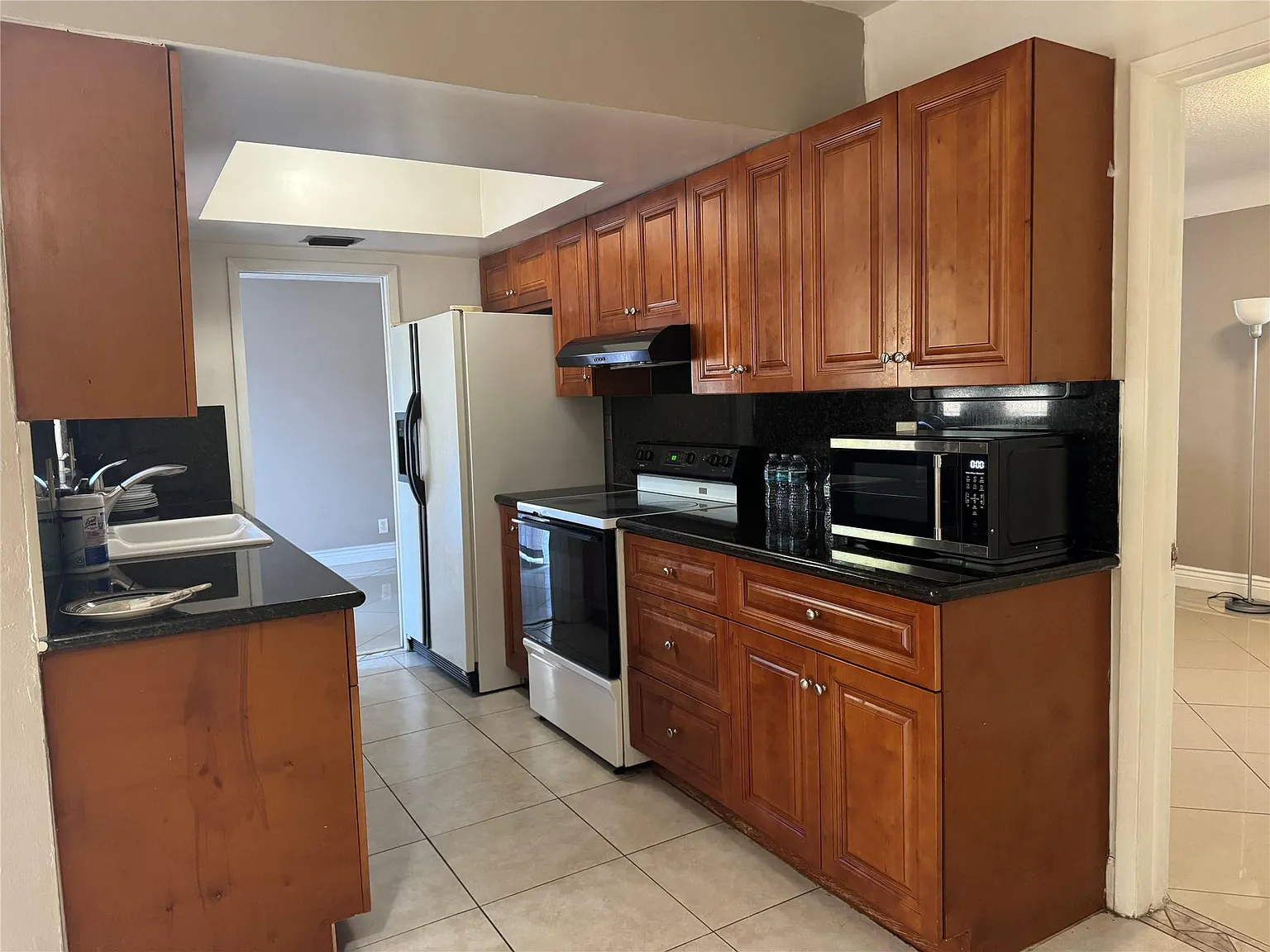 4 bed, 2.0 bath, 1522 sqft, $3,700 — Photo 3