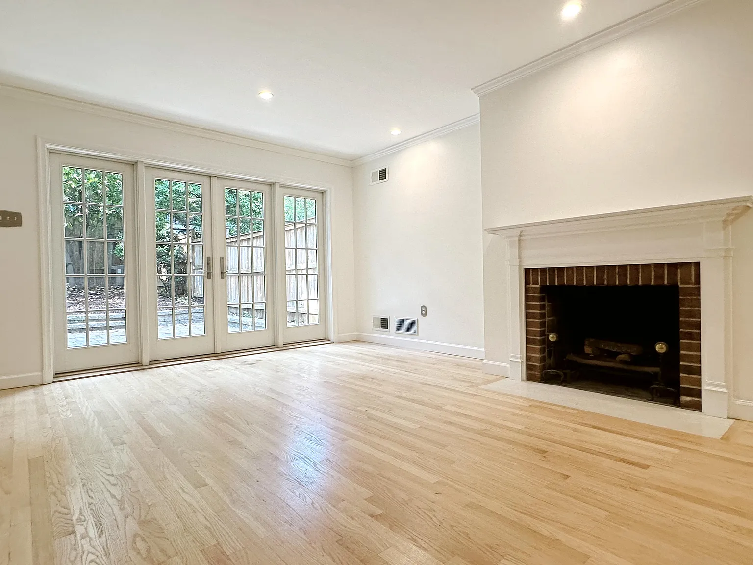 3 bed, 1600 sqft, $10,000 — Photo 4