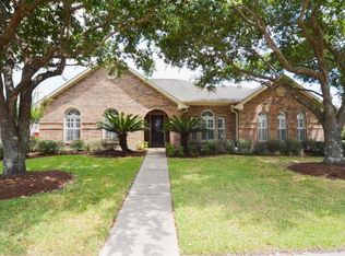 509 Meadow Bend Dr, Friendswood, TX 77546