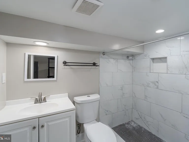 1521 Carswell St — Photo 10
