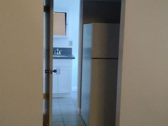 4th image of 245 Linden Ave APT 1