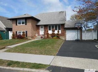 7 Manor Ln, Copiague, NY 11726