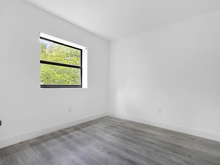 1536 Beekman — Photo 32