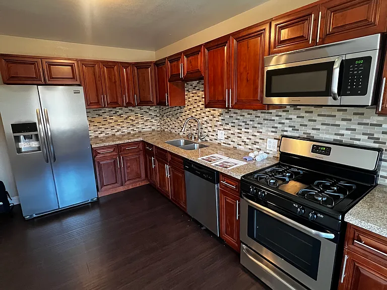 1325 E 7th St #9 — Photo 3