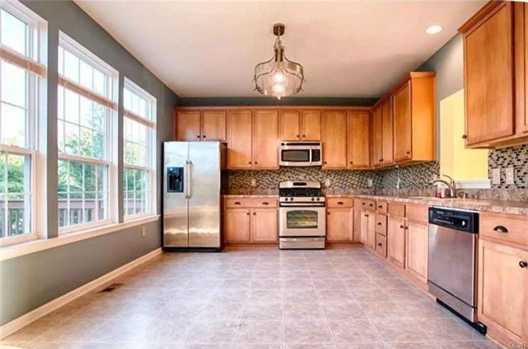 3 bed, 2500 sqft, $2,850 — Photo 1