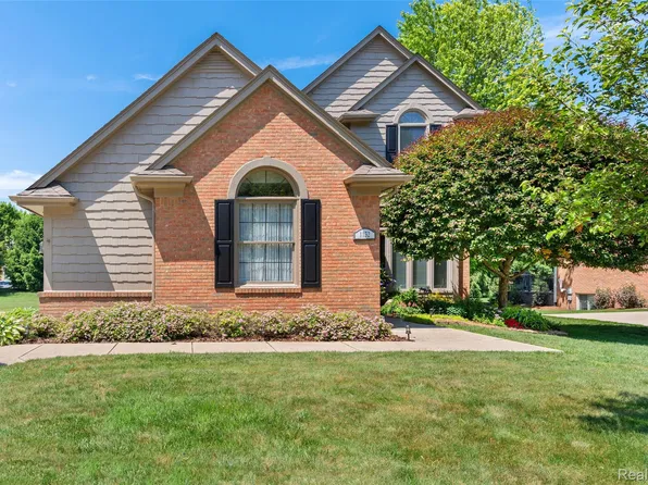 1132 Sugar Creek Dr, Rochester Hills, MI 48307