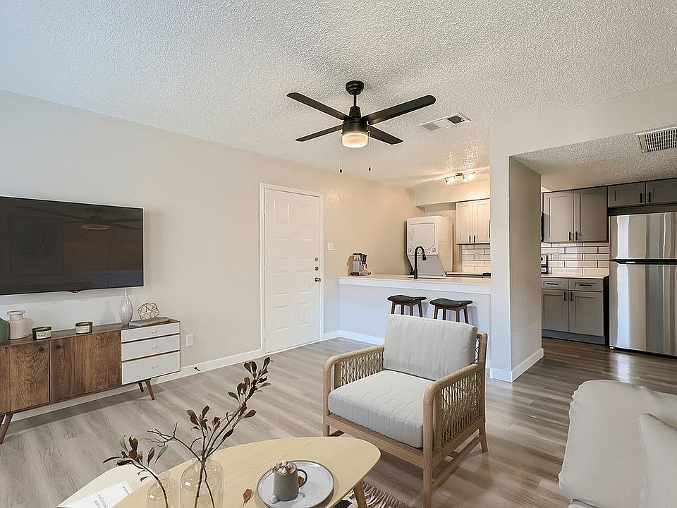 1950 Oak Creek Ln - Web Quality - 042 - Unit 68 - 06 Living Room - Virtuance Info VS