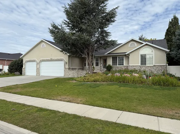 1008 W Rambouillet Dr, South Jordan, UT 84095