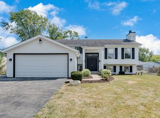 2211 Countryside Ln, Lindenhurst, IL 60046