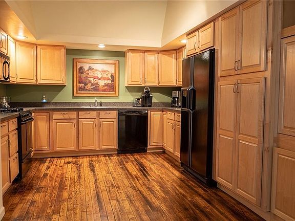 3rd image of 25 W Mill St