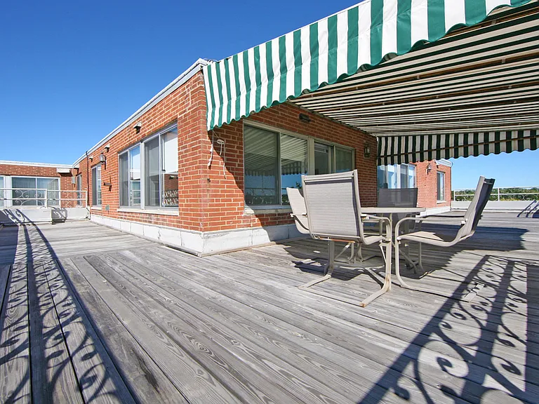 Blair House Apartments — Photo 15