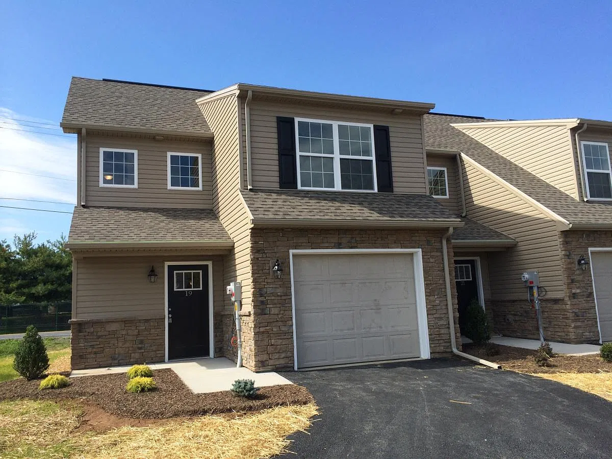 2 bed, 2.5 bath, 1559 sqft, $2,100 — Photo 1