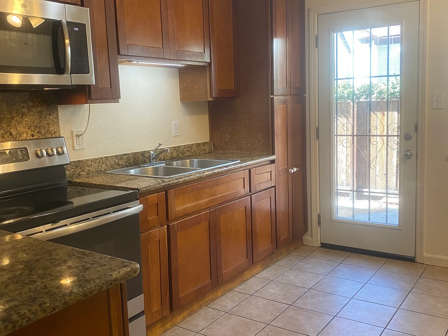 2 bed, 728 sqft, $1,425 — Photo 3