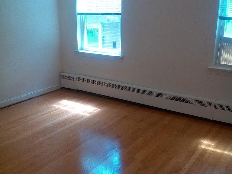 909 Montgomery Ave — Photo 15