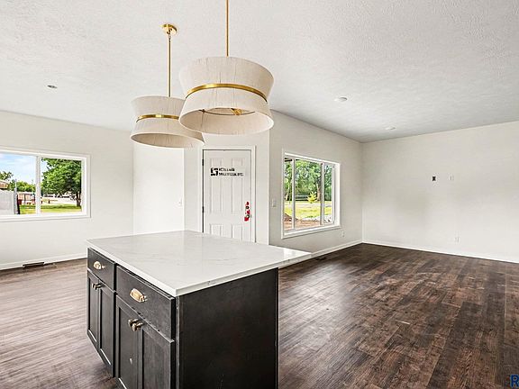3rd image of 512 Sumac Cir