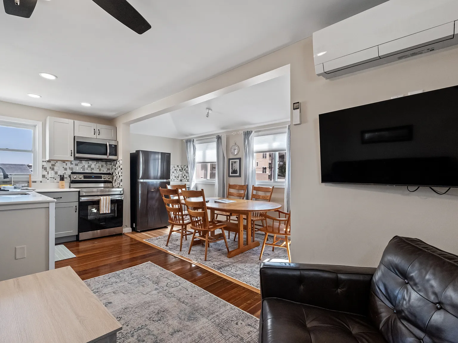 4 bed, 913 sqft, $2,395 — Photo 2