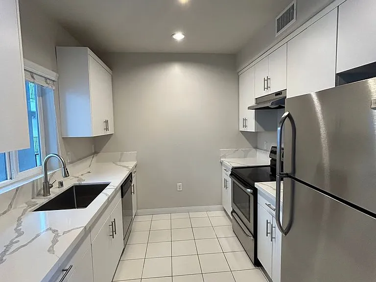Sherman Oaks Place — Photo 2