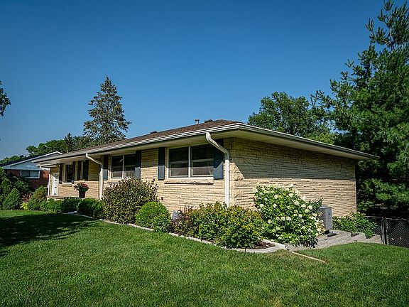 3rd image of 1610 W Manor Dr