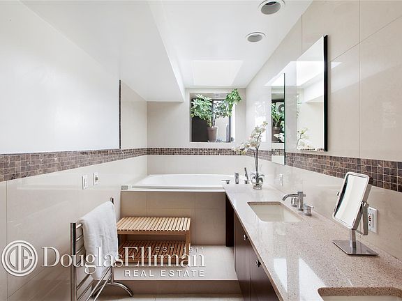 3rd image of 135 W 70th St Ph Bc