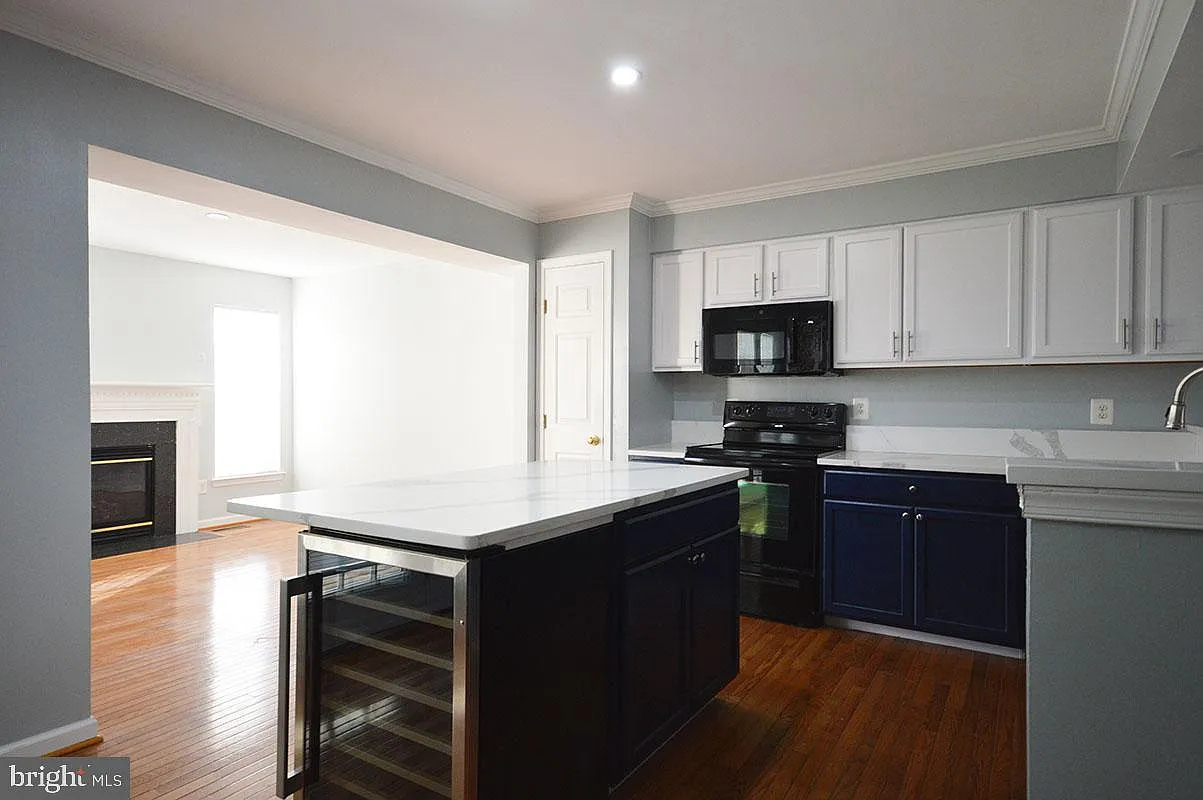 4 bed, 4.0 bath, 2068 sqft, $3,100 — Photo 3