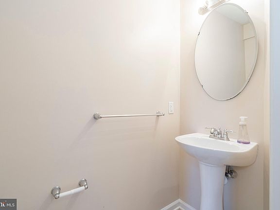 3rd image of 15 Bayberry Ln